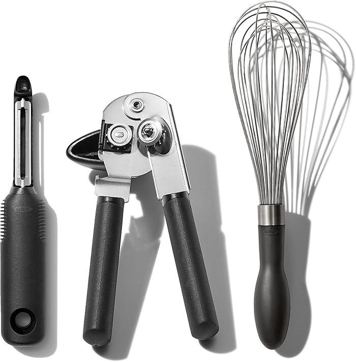 OXO Good Grips Set de 3 ustensiles cuisine : Éplucheur, Ouvre-boîte, Fouet